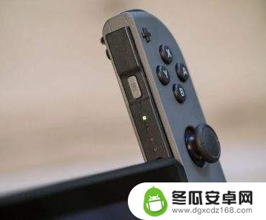 任天堂手柄怎么拿下来 switch手柄拆解教程