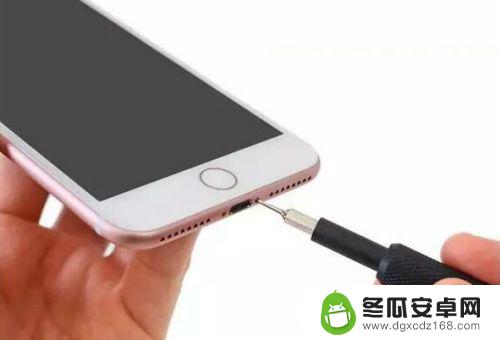 苹果手机7如何拆解电池 iPhone7系列手机电池取出方法