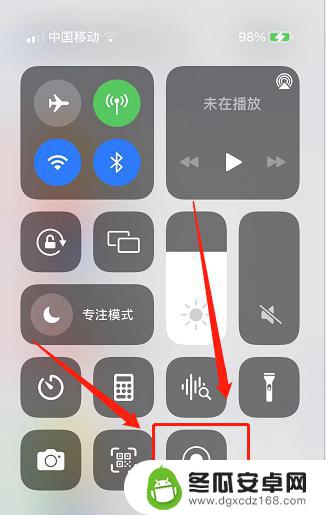 苹果手机怎么把录屏放进下滑页面 如何在苹果手机上录屏并拉进下滑页面