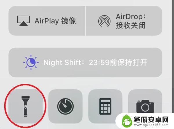 苹果手机怎么开关小电筒 iPhone手机手电筒一键打开方法