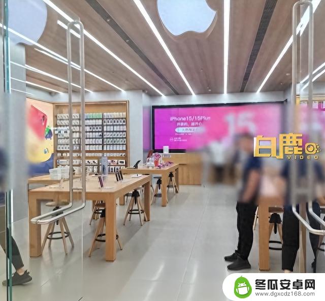 男子称门店购买新款iPhone遇随意加价，“店员骂人还抢手机”，苹果回应：以官网价格为准，溢价将处理