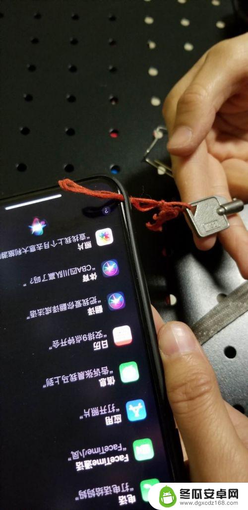 苹果手机怎么装手机链 IPhone手机壳怎样穿挂绳