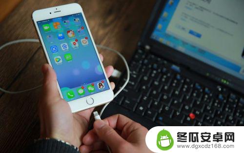 苹果手机文档怎么倒出 如何将iPhone苹果手机文件传输到电脑