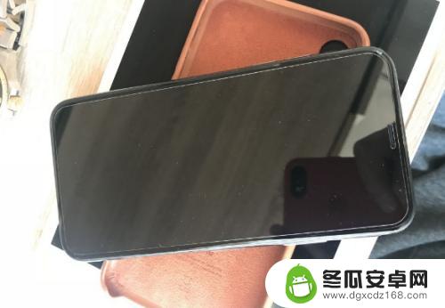 苹果手机原装膜怎么撕下来 iPhone X膜撕不下怎么办