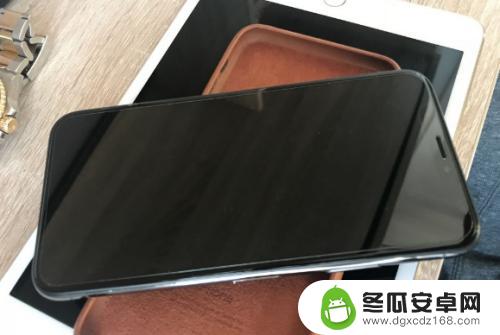 苹果手机原装膜怎么撕下来 iPhone X膜撕不下怎么办