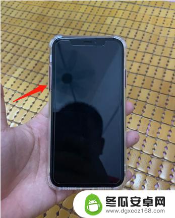 苹果xr手机死机了屏幕白屏动不了无法重启 iphone xr死机强制重启方法