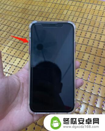 苹果xr手机死机了屏幕白屏动不了无法重启 iphone xr死机强制重启方法